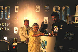 Presentes la Honorable Primer Ministro de Delhi, Smt. Sheila Dikshit y el embajador de La Hora del Planeta 2010, Abhishek Bachchan encendiendo la vela y Ravi Singh, Secretario General y Director General de WWF-India.
