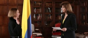 La Ministra de Relaciones Exteriores, María Ángela Holguín Cuellar, posesionó como nueva Embajadora de Colombia en India, a Mónica Lanzetta Mutis. Foto: OP-Cancillería.